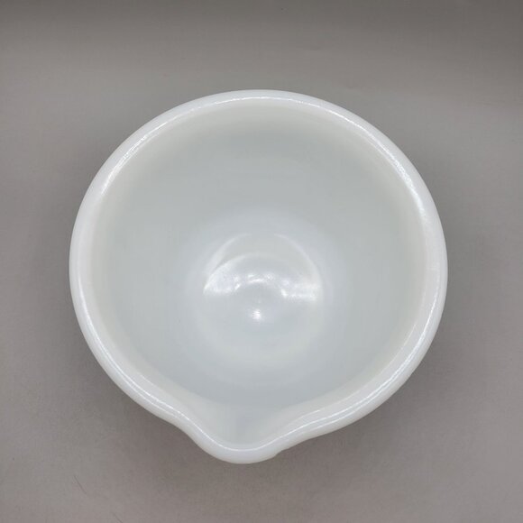 1930s Hamilton Beach Milk Glass Mixing Bowl With Spout White Vintage Bakeware - Picture 5 of 7